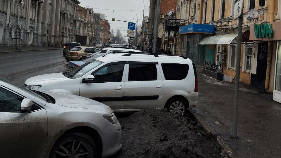 Завалили грязью. В центре Саратова инвалиды не могут пользоваться парковкой