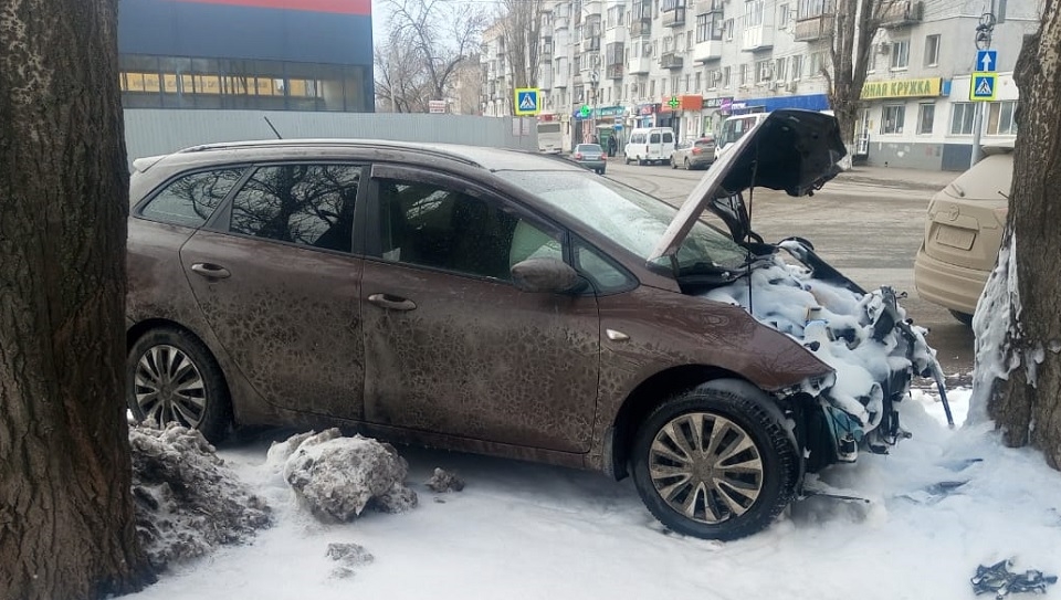 В Саратове водитель врезался в дерево и стоявшую рядом женщину