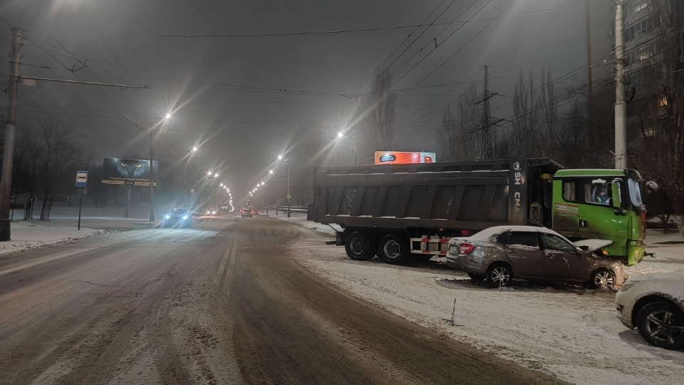 В Саратове Shacman снес легковушку. Пострадала женщина