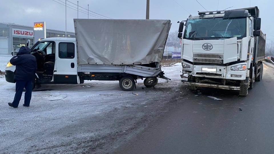 В Рязани самосвал врезался в грузовик саратовца, и тот сбил земляка