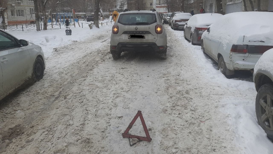 В саратовском дворе кроссовер сбил ребенка