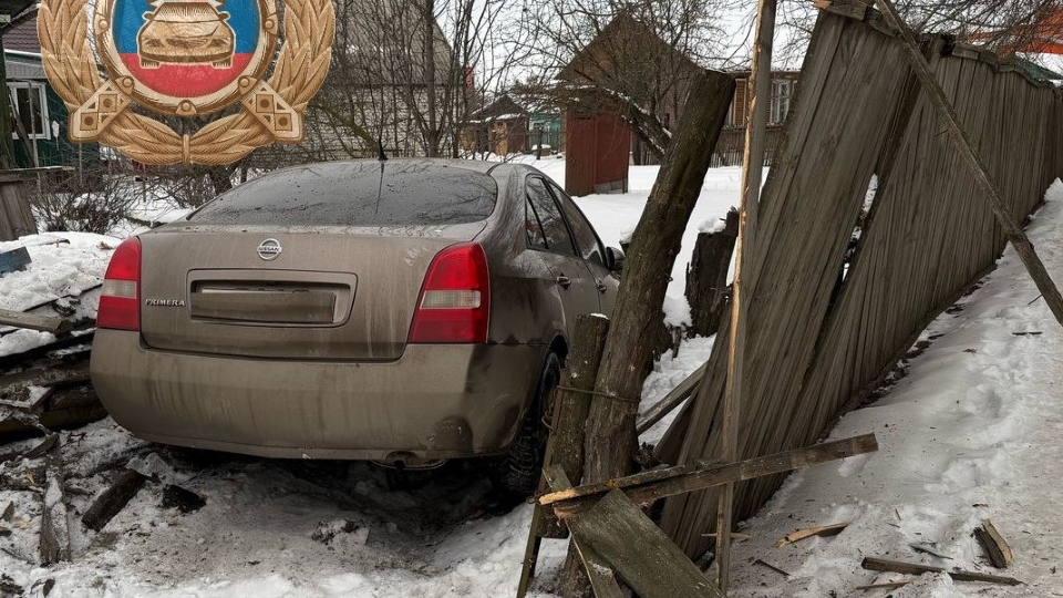 В Балашове водители двух авто не поделили дорогу. Один улетел в забор