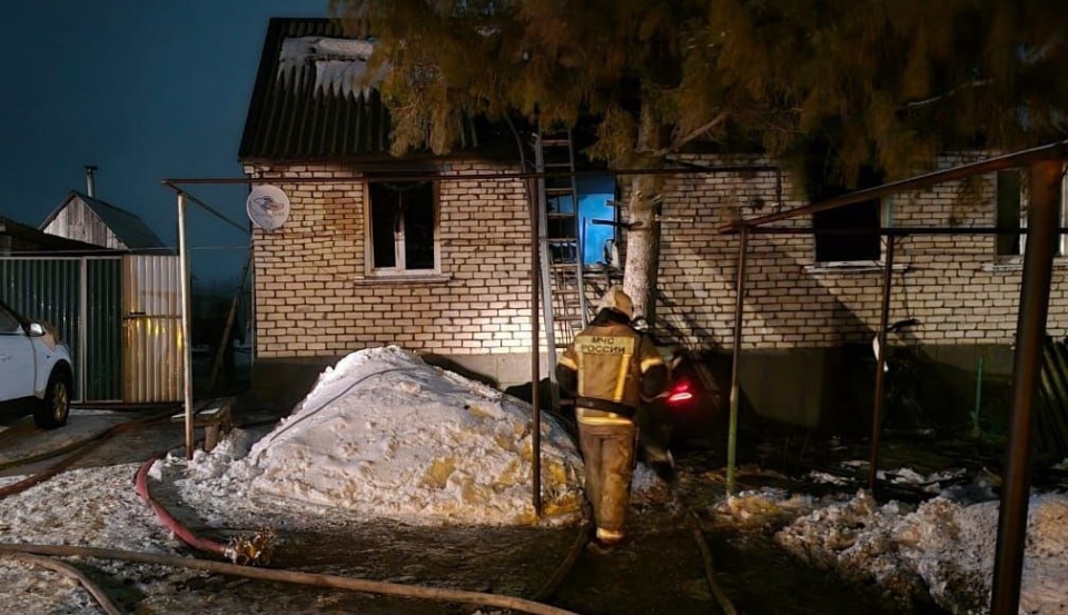 На пожаре в селе под Хвалынском погибли женщина и ребенок