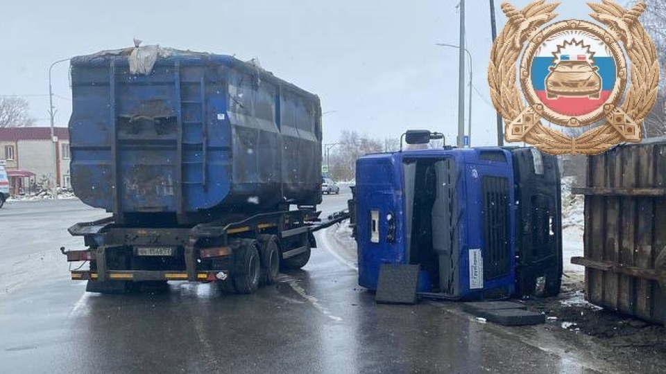 Под Калининском на одной трассе опрокинулись два грузовика. Есть пострадавшие