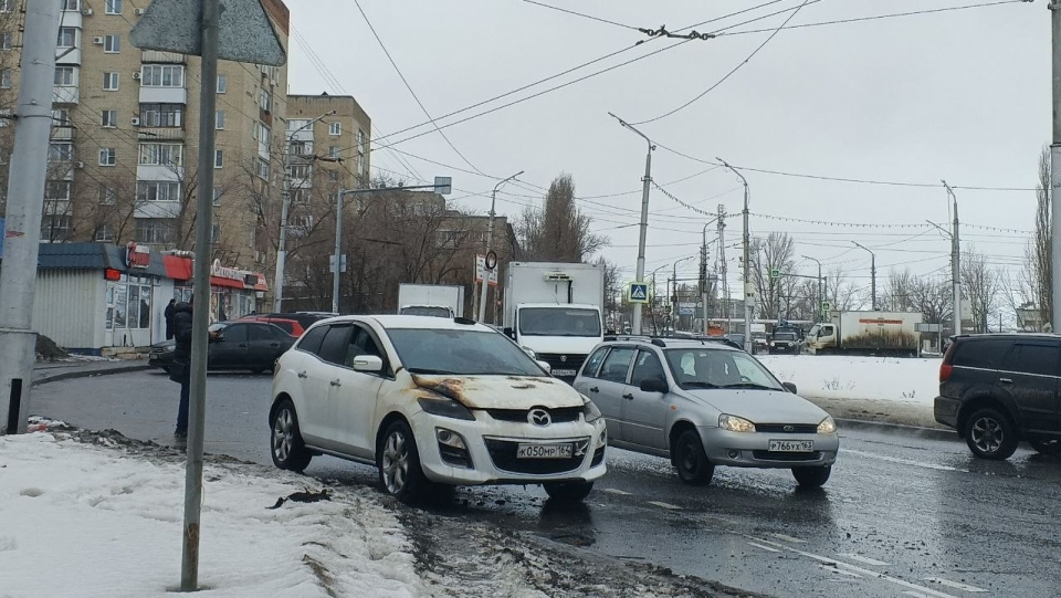 В Ленинском районе на дороге загорелся кроссовер