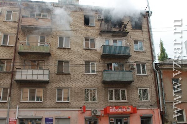 На пятом этаже. Сгорела квартира в Воронеже на Ломоносова. Пожар в квартире на 5 этаже в Георгиевске 20.04.2021. На 5 этаже 850. Напротив квартира горит фото.