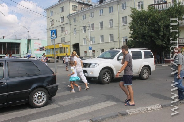 Около 9. Саратов вокзал полиция. Какие знаки стоят у вокзала Саратов. Фото Мазелова на улице. Полиция на вокзале вечером Калуга.