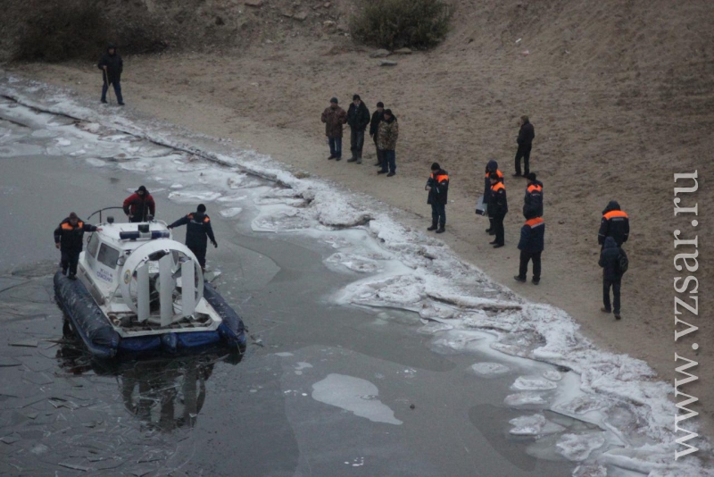 Саратовский мост разбились об воду.