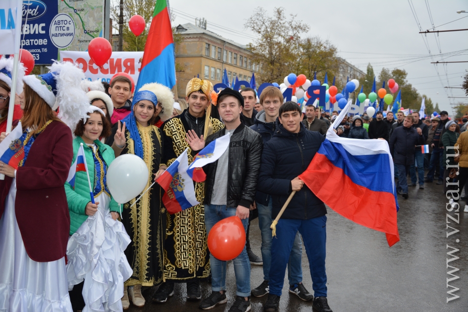 4 ноября 2014. Украшение колонны на 1 мая. День молодежи украшение колонны. Оформление колонны для праздничного шествия. Шествия колонны на день России.