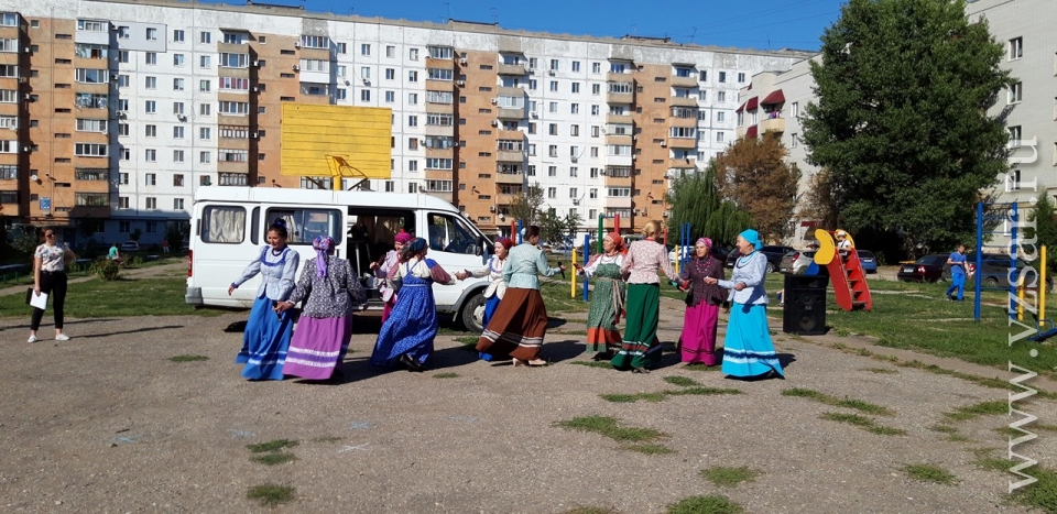 На 10 дней энгельс. 11 Августа в Энгельсе. С праздником 84. Парад в каждый двор объявления.