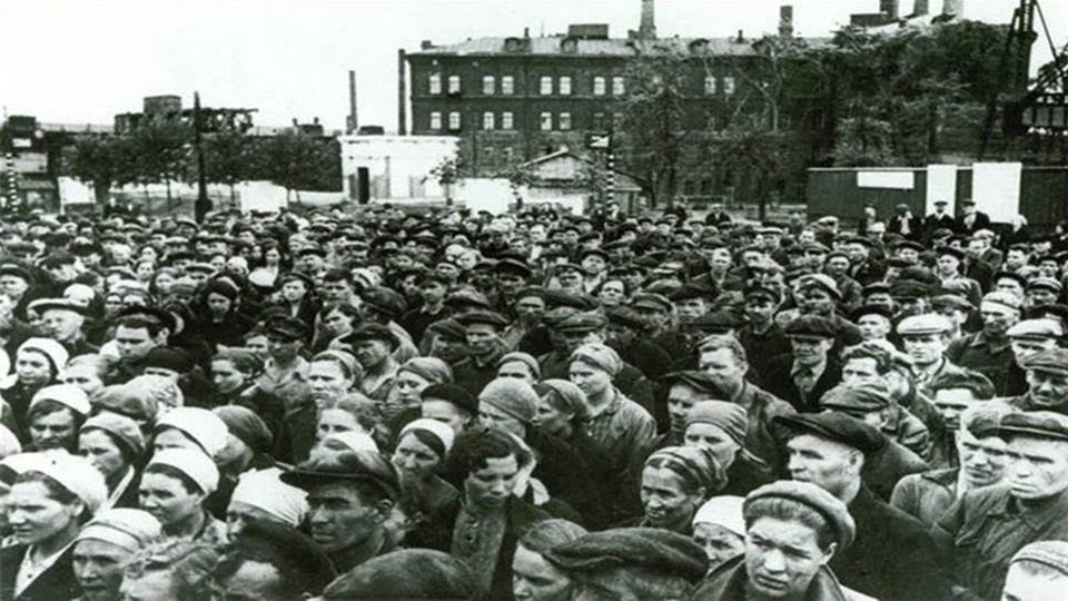 Г в первые дни. Завод 1941 г. серп и молот в Саратове. Саратов 1941 год. 22 Июня первый день войны. Саратов в годы Великой Отечественной войны.