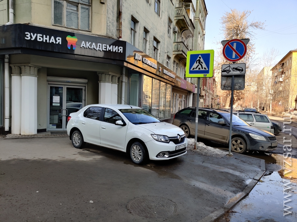 Камера рахова московская. Саратов стоянка. Новый свет парковка для машин. Парковка машин на улице мира 27. ТЦ мир парковка Саратов.