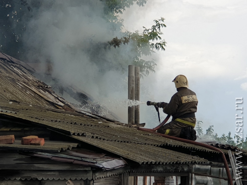 Крыша дома после пожара. Пожар в Красноармейске. Молния ударила в дом пожар.