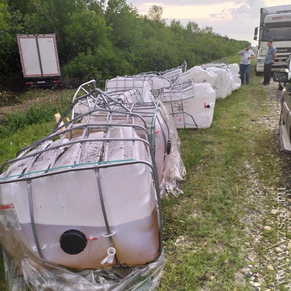 ДТП под Хвалынском. Тонны моторного масла разлились у Национального парка |  Новости Саратова и области — Информационное агентство 