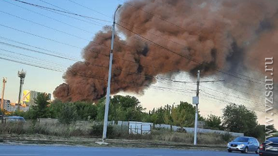 Черный дым с утра. Огромный черный столб дыма. Огромный столб. Дым в районе аэропорта старый Оскол вчера. 2010г дым в Новомосковске.