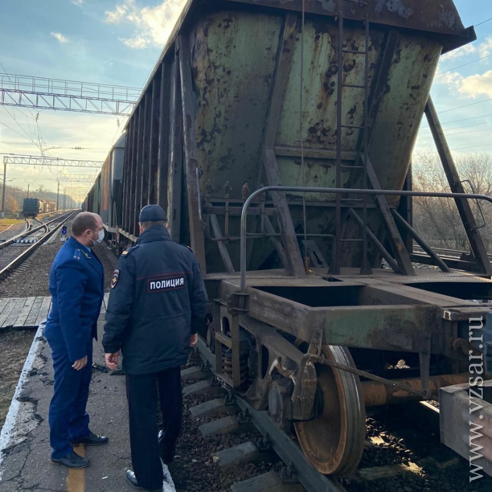 Двое детей залезли на вагон поезда и получили удар током: девочка погибла |  Новости Саратова и области — Информационное агентство 