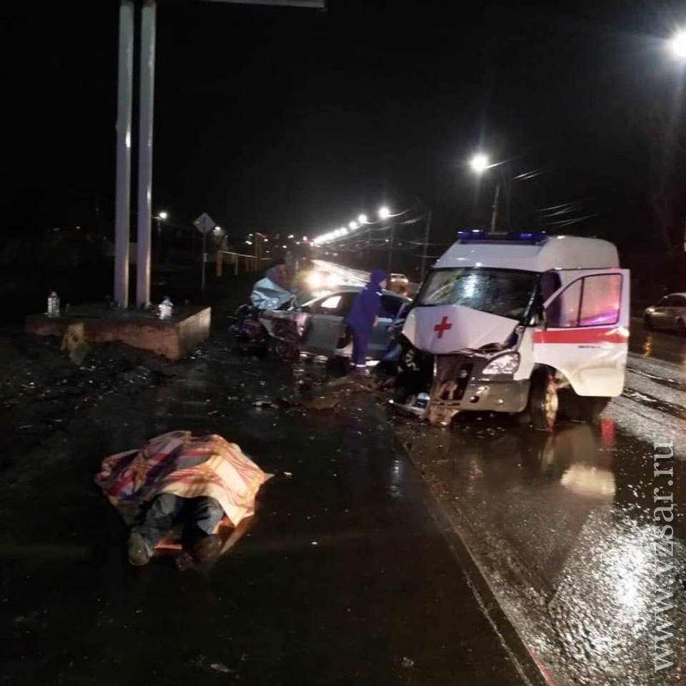 В Саратове ночью в ДТП погиб водитель скорой помощи и пострадали четыре  человека | Новости Саратова и области — Информационное агентство  