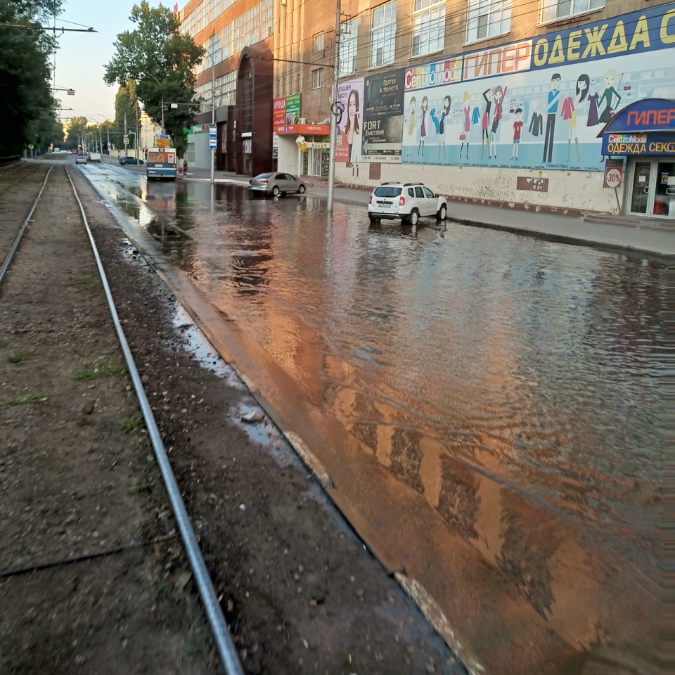 Утренний потоп оставил без воды несколько кварталов в центре Саратова |  04.08.2022 | Саратов - БезФормата