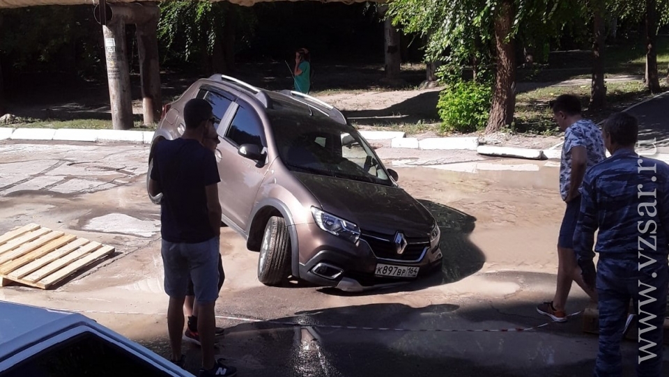 Появилось видео, снятое сразу после падения машины в яму с кипятком в Пензе