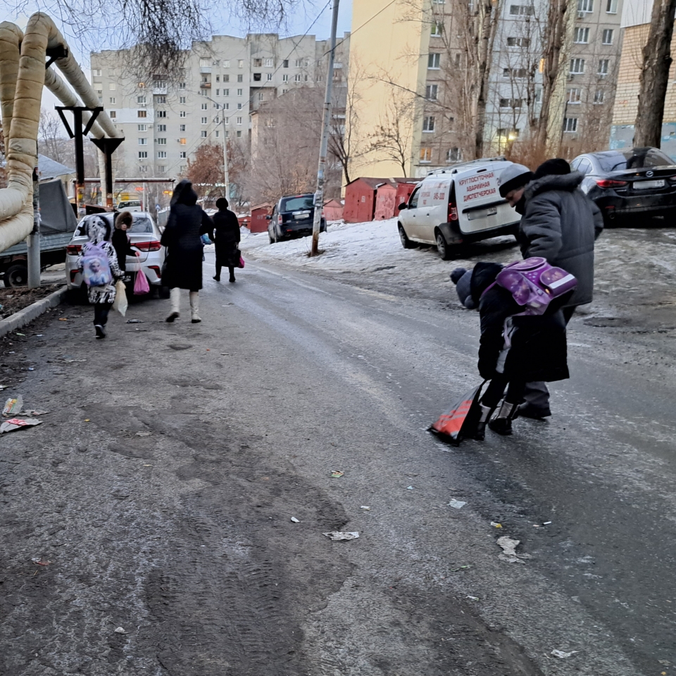 Дети ходят по проезжей части