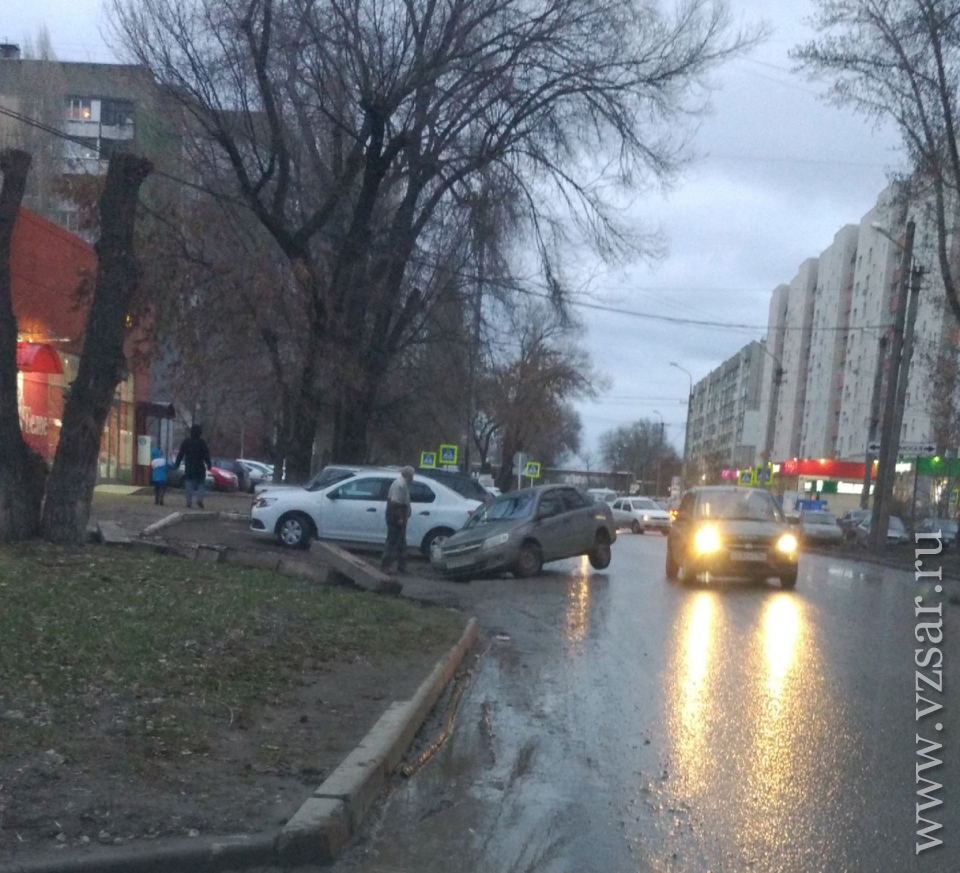 В Энгельсе две машины угодили в одну и ту же ловушку | Новости Саратова и  области — Информационное агентство 