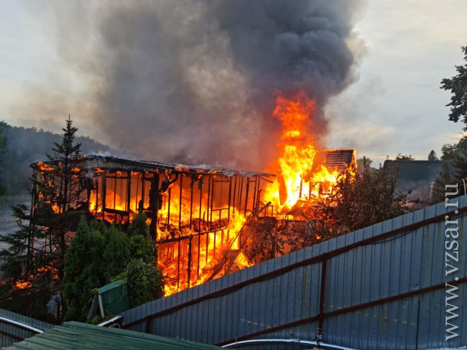 В Полоцком районе сгорела дача. В МЧС показали фото и видео тушения пожара