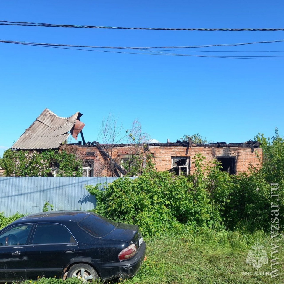 Житель горевшего двухквартирного дома получил ожоги головы | 10.05.2024 |  Саратов - БезФормата