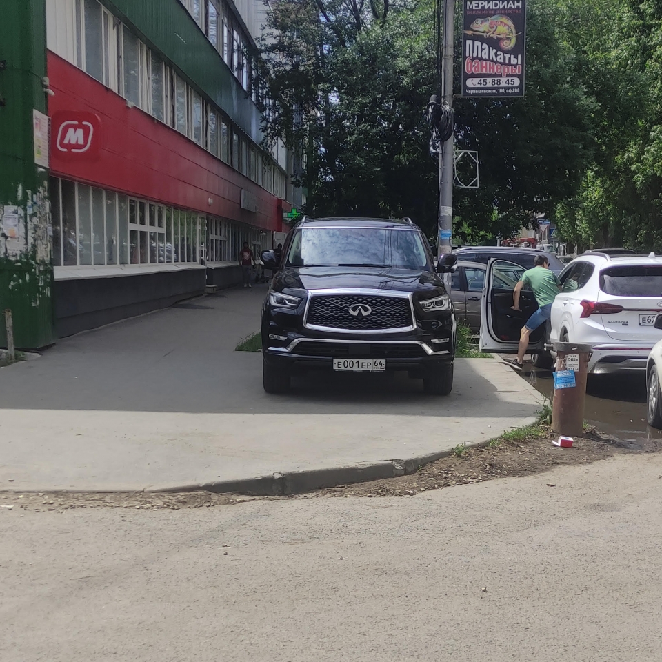 В Саратове автохам припарковал внедорожник-