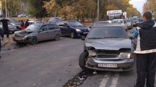 Аварии октябрь. ДТП на 50 лет октября Саратов. Авария Саратов 06.10.2019 Приора. Саратов авария авария на 50 лет октября.