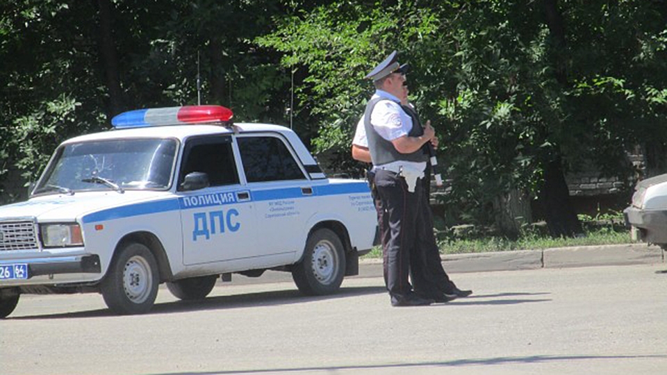 Автомобили энгельс. Заминировали на Энгельса. Фото милиции Саратов. Фото милиционеров в 20-21 г в Энгельсе. Саратовская область милиция ВАЗ фото.