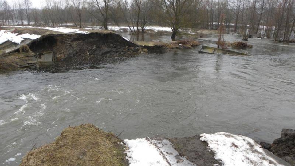 Размыв плотины. Вода плотины рвет!. Рвет дамбу. Кто плотины рвет. Чем удержать воду размывает плотину.