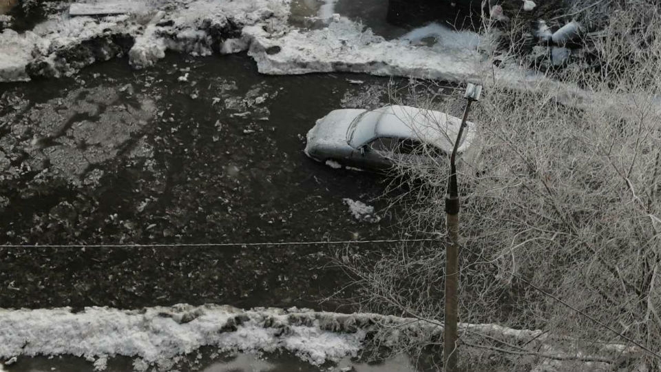 Вода в октябрьском районе саратова сегодня. Замерзшая затопленная улица. Затопило двор в Балашихе вмерзли. Машина вмерзла в лед. 20.03.2021 Саратов затопление.