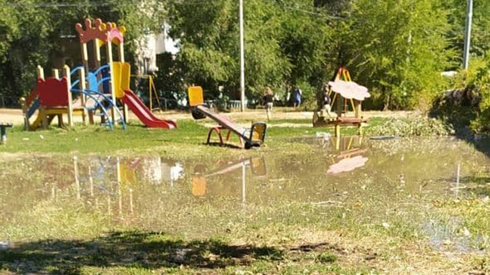 Коммунальная площадка. Детские площадка затоплена водой. Затопленные детские площадки. На камунах площадка. В Панковке затопило детскую площадку.