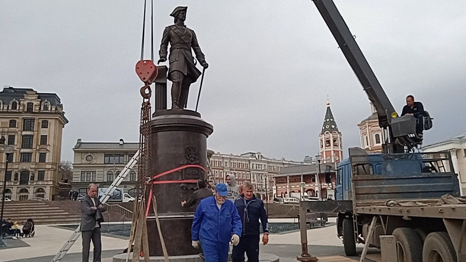 Открытие петра. Памятник Петру 1 в Саратове. Памятник Петру 1 в Саратове на набережной. Открытие памятника Петру 1 в Саратове. Памятник Петру 1 в Саратове на набережной Космонавтов.